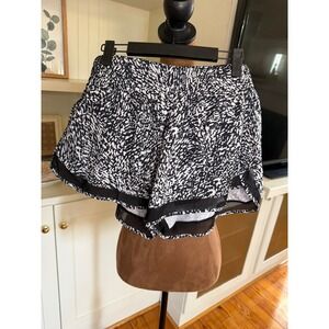 Athleta Printed Mesh Racer Run Short 4 Black White Abstract Print Large